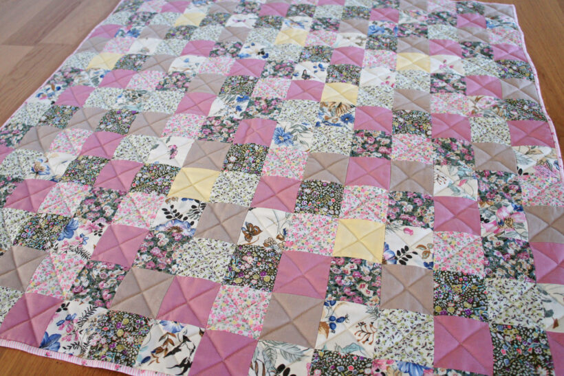 Lyserødt patchwork babytæppe