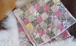 Lyserødt patchwork babytæppe