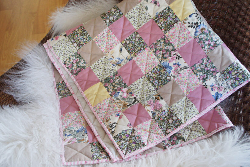 Lyserødt patchwork babytæppe