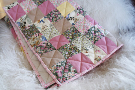 Lyserødt patchwork babytæppe