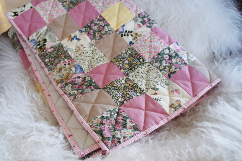 Lyserødt patchwork babytæppe
