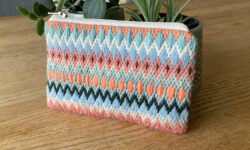 Broderet pung med sweater-mønster