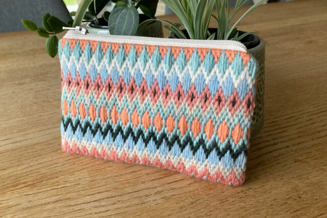 Broderet pung med sweater-mønster