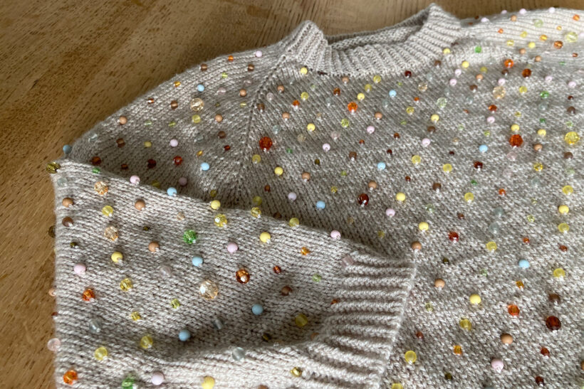 Strikket sweater med perler