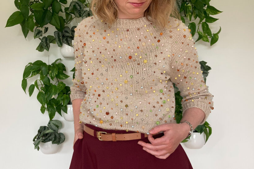 Strikket sweater med perler