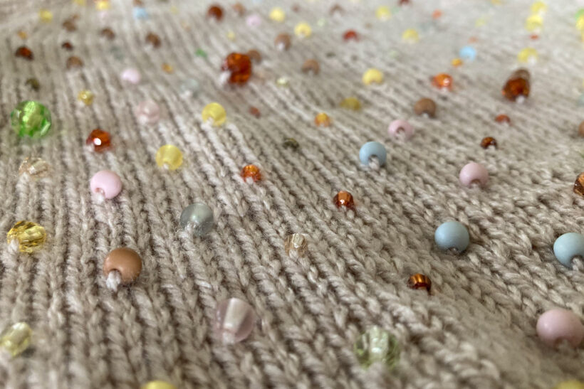 Strikket sweater med perler