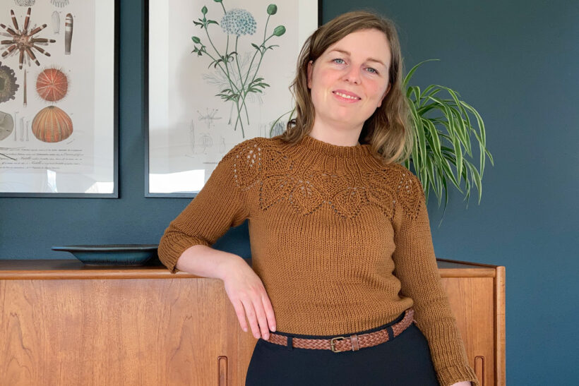 Strikket efterårssweater med blade