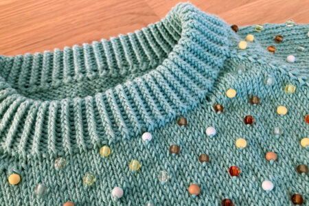 Strikket turkis perlesweater