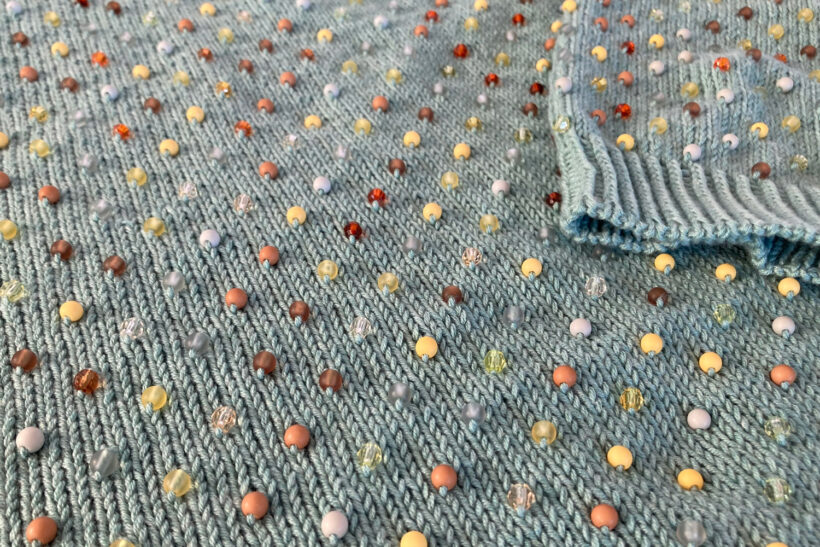 Strikket turkis perlesweater