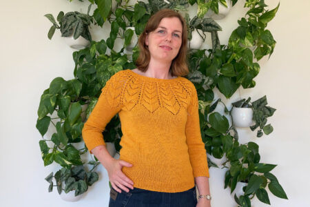 Solguld stri sweater med hulmønster