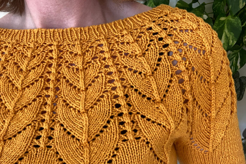 Solguld stri sweater med hulmønster