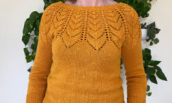 Solguld stri sweater med hulmønster