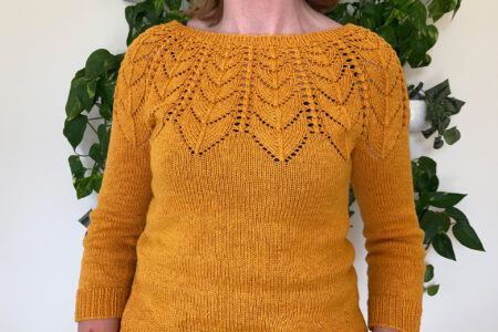 Solguld stri sweater med hulmønster