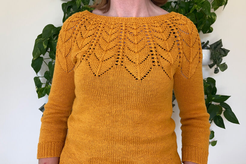 Solguld stri sweater med hulmønster