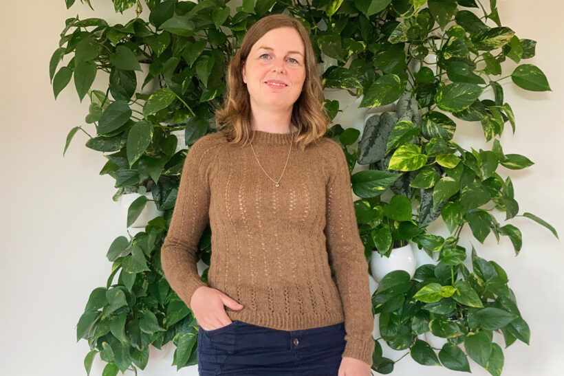 Brun strik med striber