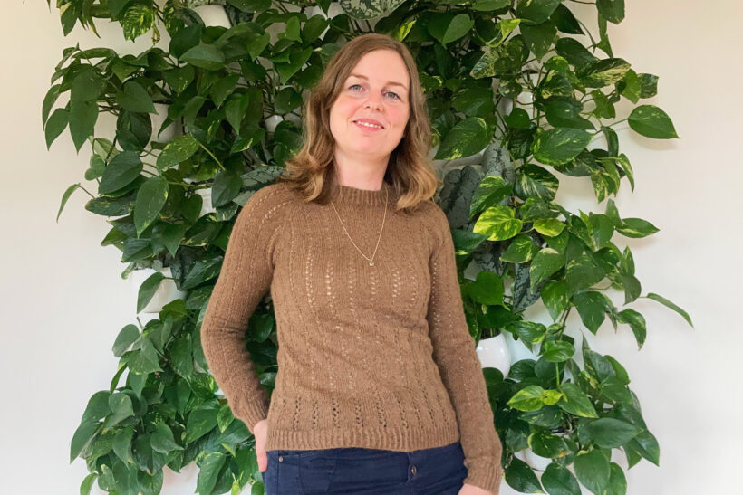 Brun strik med striber