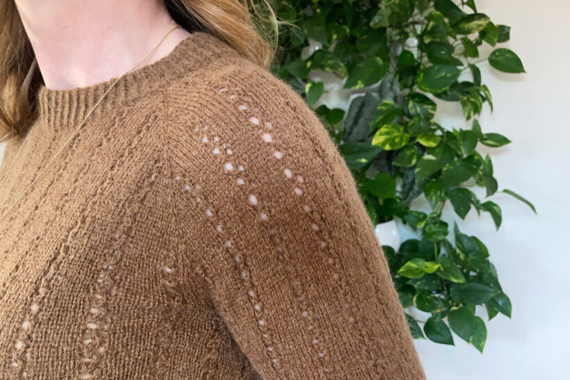 Brun strik med striber