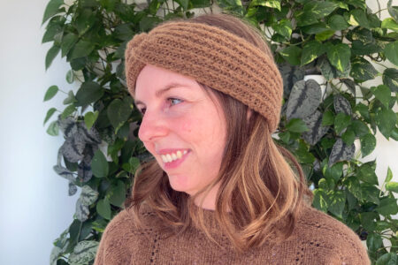 Brundt strikket pandebånd