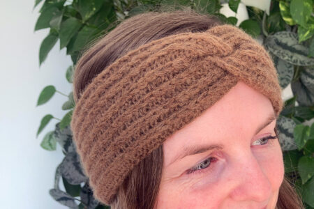 Brundt strikket pandebånd