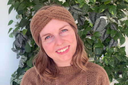 Brundt strikket pandebånd