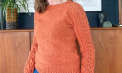 Orange strik med blonde ærmer