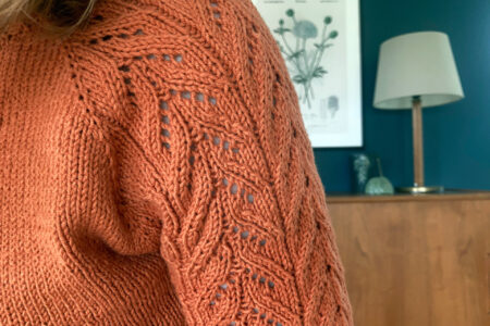 Orange strik med blonde ærmer