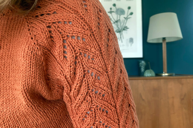 Orange strik med blonde ærmer
