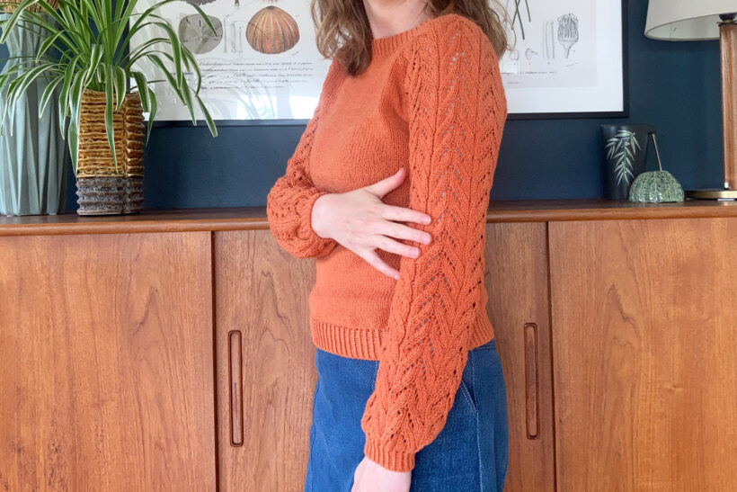 Orange strik med blonde ærmer