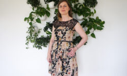 Blomstret kjole med blonder