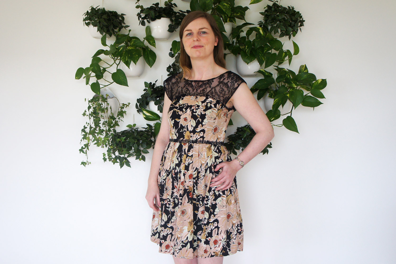 Faldgruber Fugtig Tåler Blomstret kjole med blonder - StyleDesignCreate