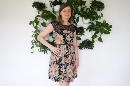 Blomstret kjole med blonder
