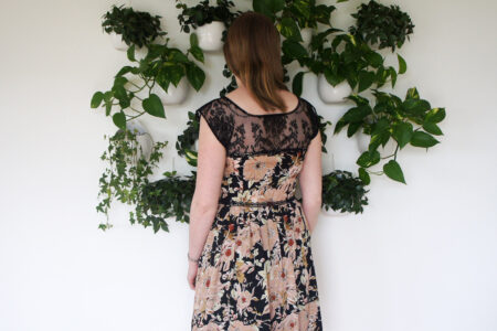 Blomstret kjole med blonder