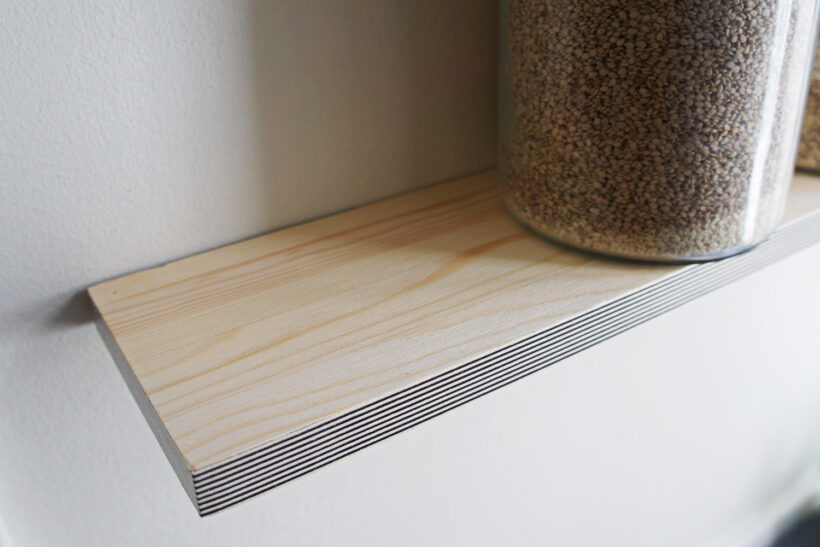 Små diy-hylder med grafiske striber