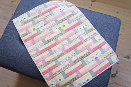 lille blomstret patchworktaeppe med striber og blomster