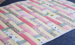 lille blomstret patchworktaeppe med striber og blomster