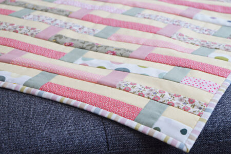 lille blomstret patchworktaeppe med striber og blomster