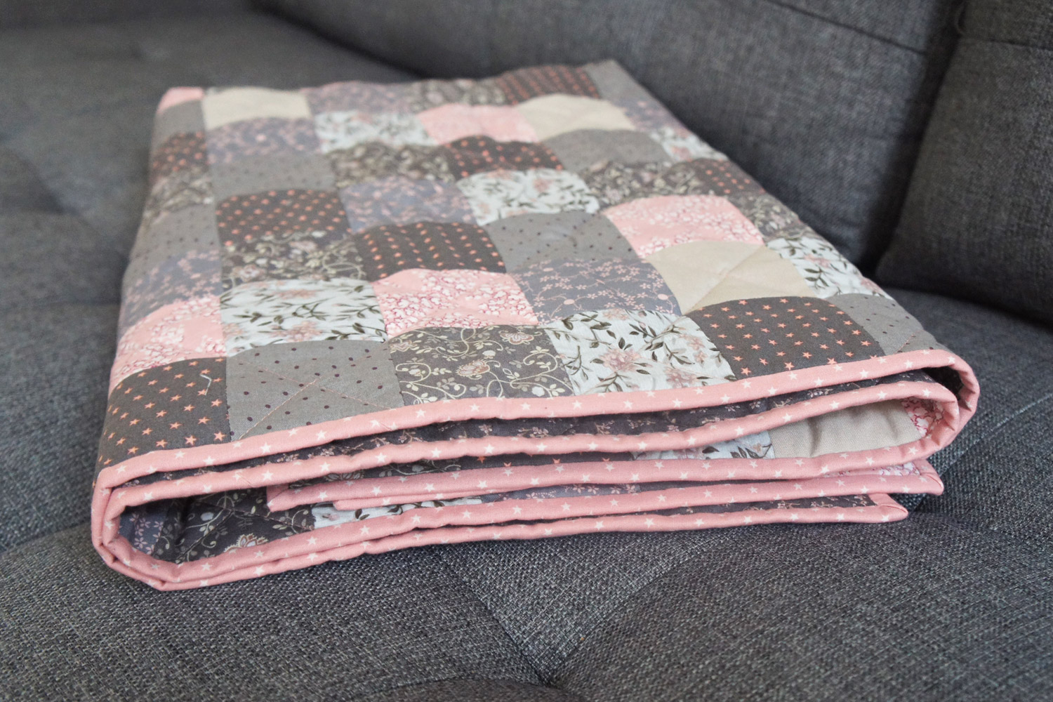 Lyserødt patchwork-tæppe en lille - StyleDesignCreate