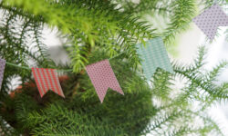 DIY julepynt: Flagranke af papirstrimler