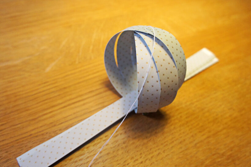 DIY julepynt: Julekugle af papirstrimler