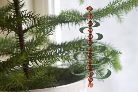 DIY julepynt: Svingende juletræ af papirstrimler