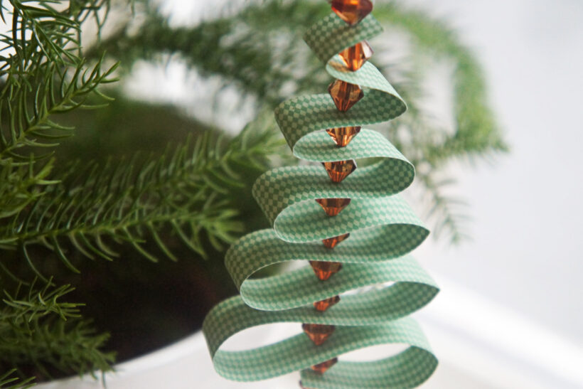 DIY julepynt: Svingende juletræ af papirstrimler
