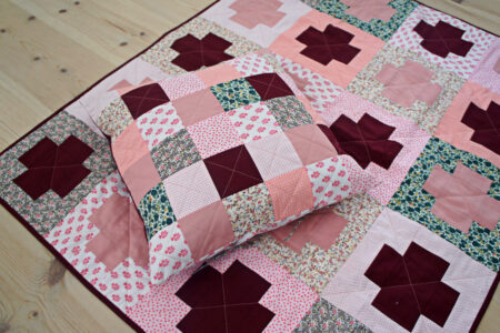 StyleDesignCreate: Pink blomstret patchwork babytæppe