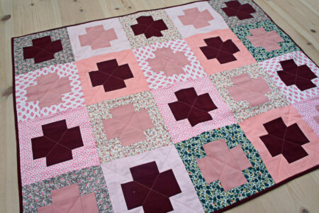 StyleDesignCreate: Pink blomstret patchwork babytæppe