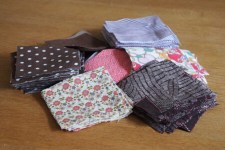Pink og brunt patchwork babytæppe