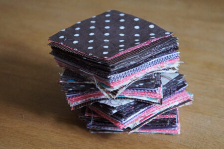 Pink og brunt patchwork babytæppe