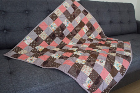 Pink og brunt patchwork babytæppe