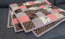 Pink og brunt patchwork babytæppe