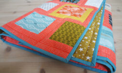 Farverigt patchworktæppe af charm pack