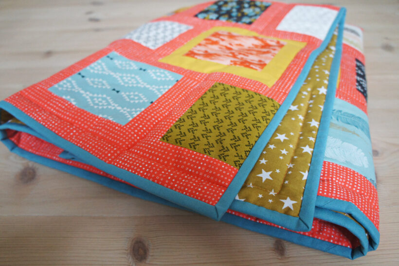 Farverigt patchworktæppe af charm pack