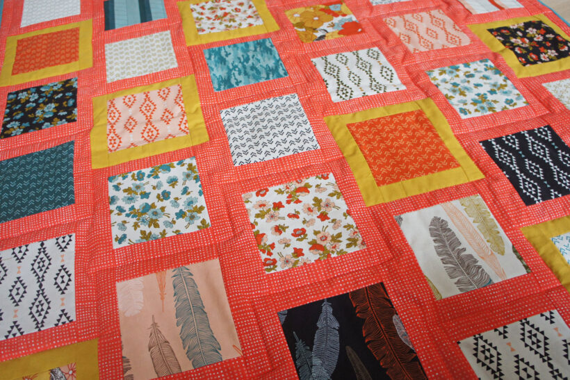 Farverigt patchworktæppe af charm pack